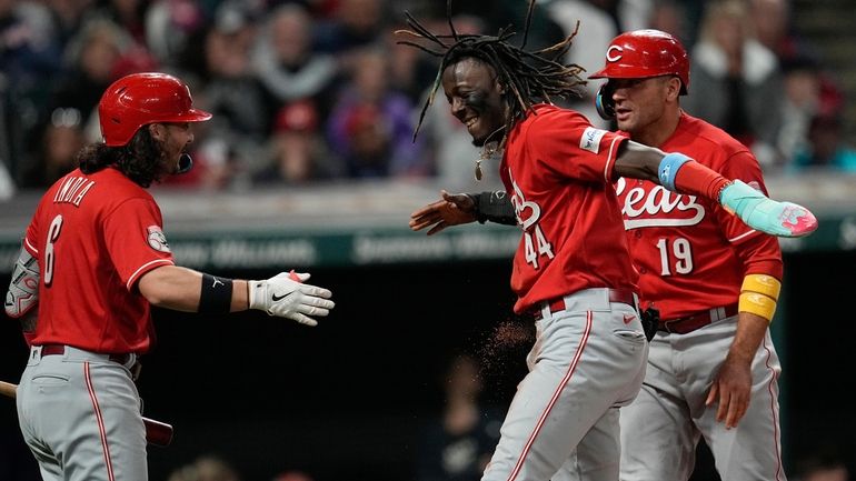 Cincinnati Reds' Elly De La Cruz (44) celebrates with Jonathan...