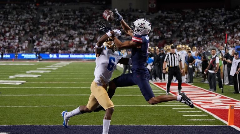 Arizona wide receiver Tetairoa McMillan (4) catches a touchdown pass...