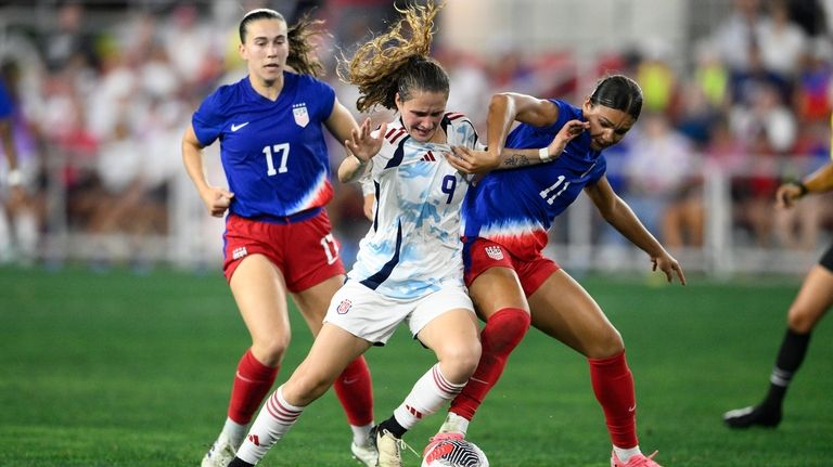 United States forward Sophia Smith (11) and midfielder Sam Coffey...