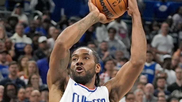 Los Angeles Clippers forward Kawhi Leonard (2) shoots against the...