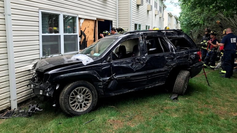 Vehicle Hits Bethpage Residential Building Nassau Cops Say Newsday 0698