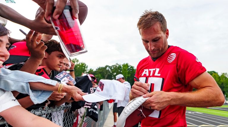 Atlanta Falcons quarterback Kirk Cousins (18) signs autographs during an...