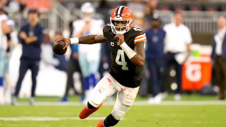 Cleveland Browns quarterback Deshaun Watson (4) runs the ball against...