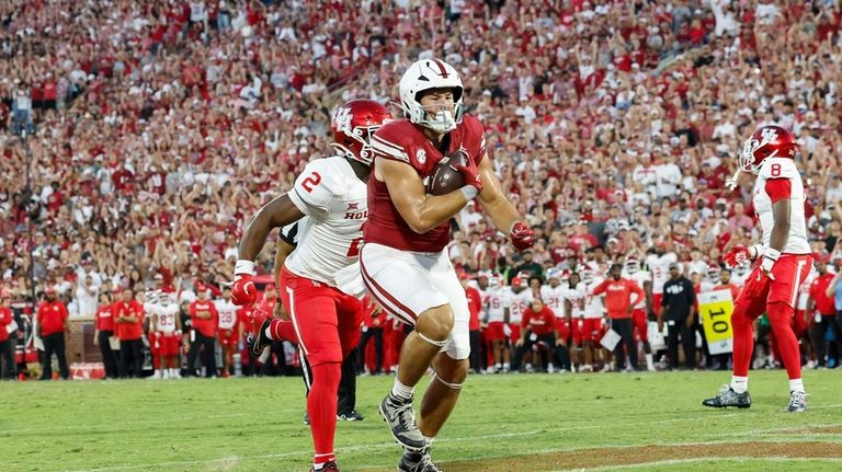 Oklahoma tight end Jake Roberts (87) runs in for a...