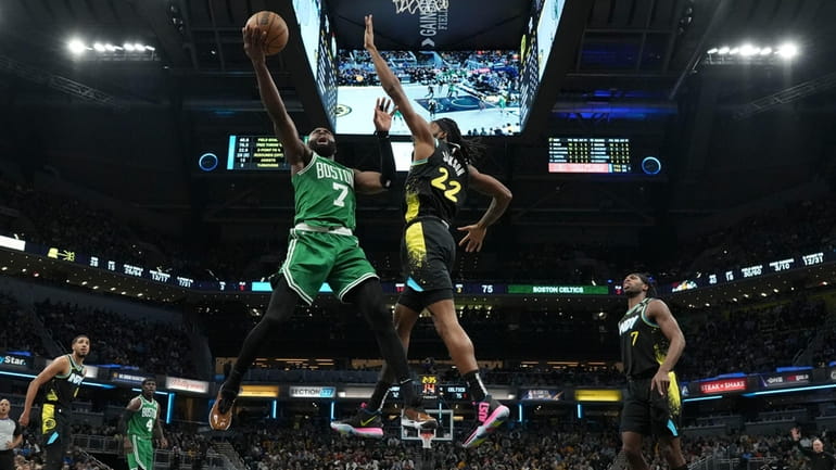 Boston Celtics guard Jaylen Brown (7) shoots around Indiana Pacers...