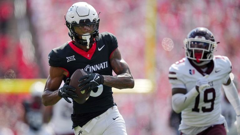 Cincinnati wide receiver Xzavier Henderson catches a pass for a...