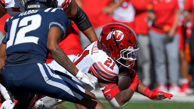 Utah running back Mike Mitchell (21) carries the ball as...