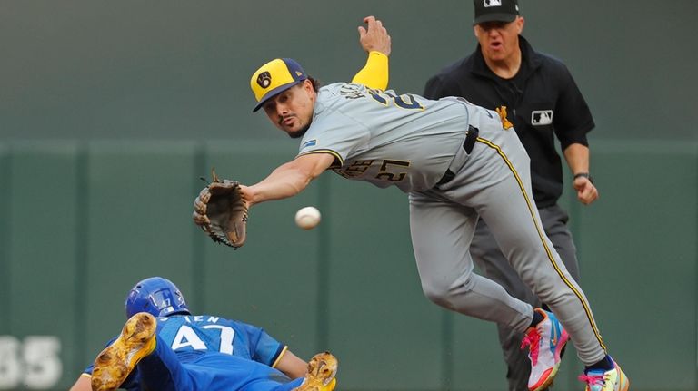 Milwaukee Brewers shortstop Willy Adames (27) reaches for the throw...