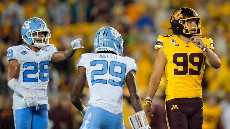 Minnesota place kicker Dragan Kesich (99) reacts after missing the...