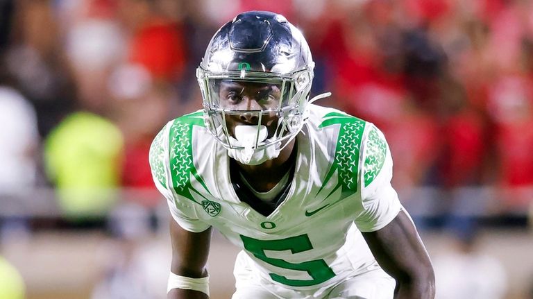 Oregon defensive back Khyree Jackson (5) lines up for a...