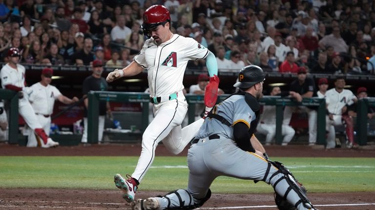 Arizona Diamondbacks' Corbin Carroll, center left, scores on a single...