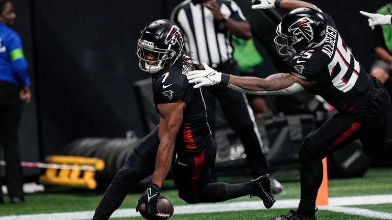 Atlanta Falcons running back Bijan Robinson (7) runs into the...