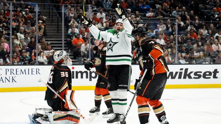 Leo Carlsson scores in an impressive NHL debut, but the Anaheim Ducks lose  3-2 to Dallas – NBC 5 Dallas-Fort Worth