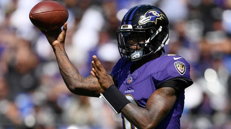 Baltimore Ravens quarterback Lamar Jackson (8) throws against the Las...