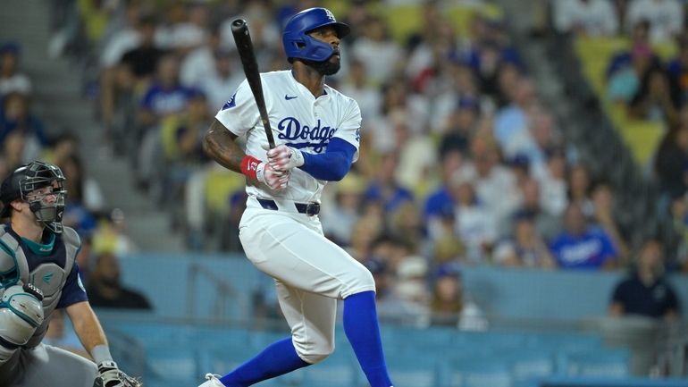 Los Angeles Dodgers Jason Heyward (23) hits a pinch hit...