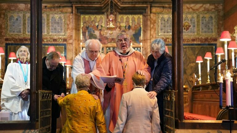 Church Of England Blesses Same Sex Couples For The First Time But They Still Cant Wed In 