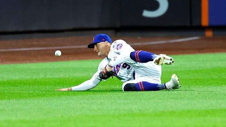 Mets outfielder Brandon Nimmo misplays a during the ninth inning of...