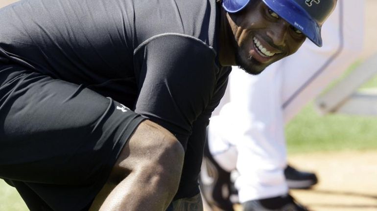 New York Mets shortstop Jose Reyes loosens up for batting...