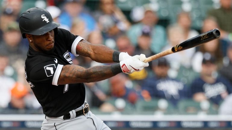 Chicago White Sox's Tim Anderson (7) bats against the Detroit...