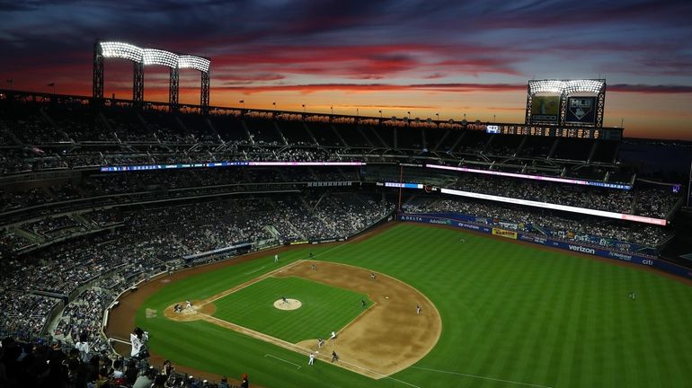 A general view of the game between the Mets against the...