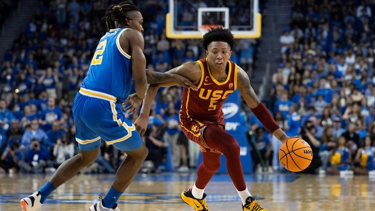 Southern California guard Boogie Ellis (5) drives to the basket...