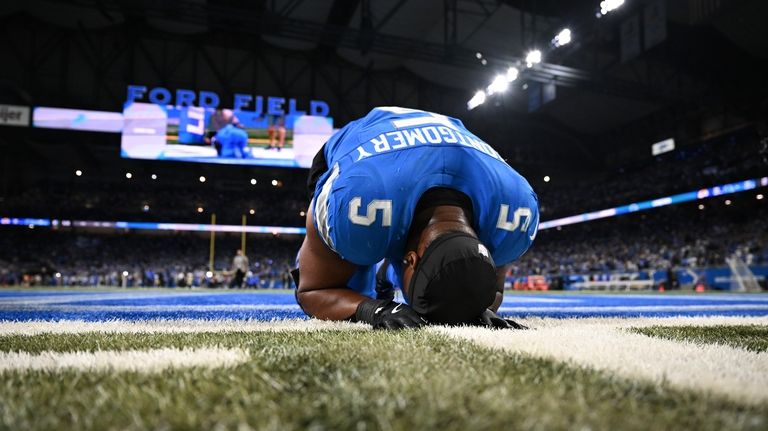 Detroit Lions running back David Montgomery (5) takes a moment...