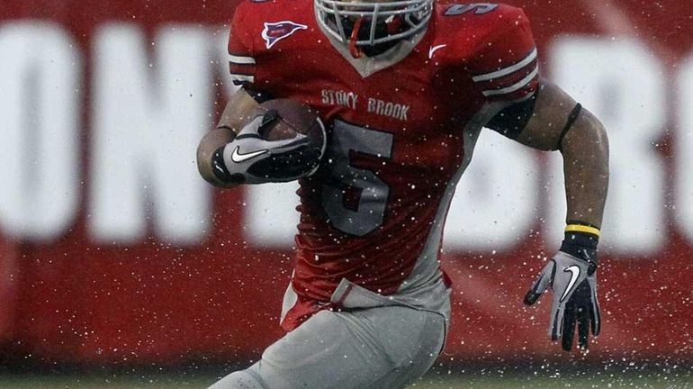 Stony Brook running back Miguel Maysonet (5) turns the corner...