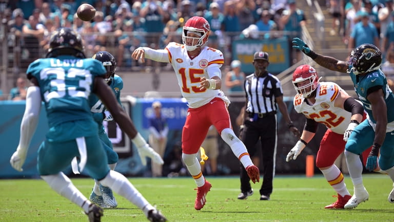 NFL roundup: Chiefs survive mistakes, beat Jaguars to avoid 0-2 start 