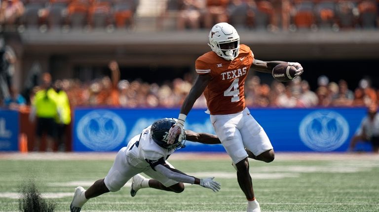 Texas running back CJ Baxter Jr. (4) runs past Rice...