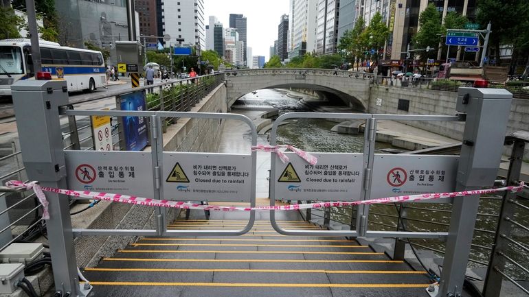 An entrance to the Cheonggye stream is closed in preparation...