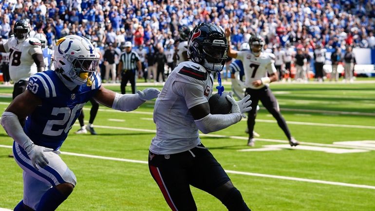 Houston Texans wide receiver Stefon Diggs (1) makes touchdown reception...