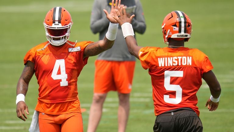 Cleveland Browns quarterbacks Deshaun Watson (4) and Jameis Winston (5)...