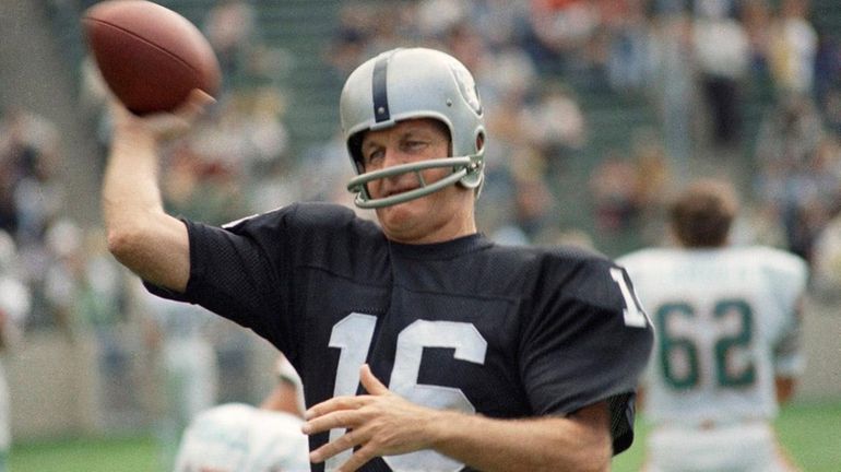 George Blanda, Hall of Fame Football Player, Dies at 83 - The New