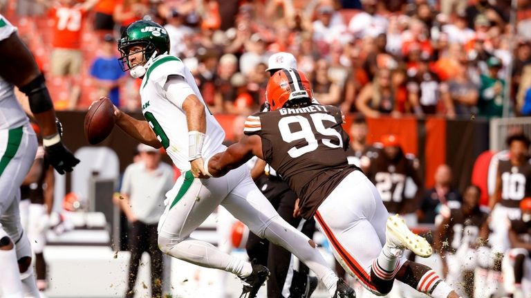 Cleveland Browns defensive end Myles Garrett (95) attempts to tackle...