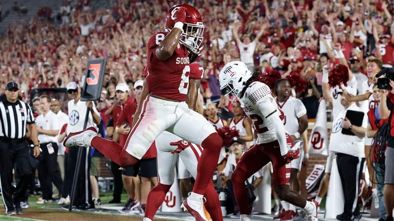 Oklahoma running back Taylor Tatum (8) scores a touchdown against...