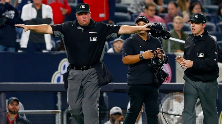 Umpires to announce replay reviews to fans