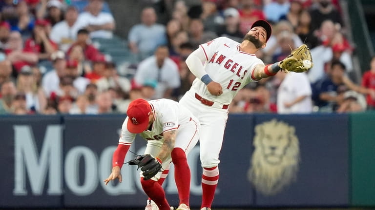 Los Angeles Angels left fielder Kevin Pillar, right, collides with...