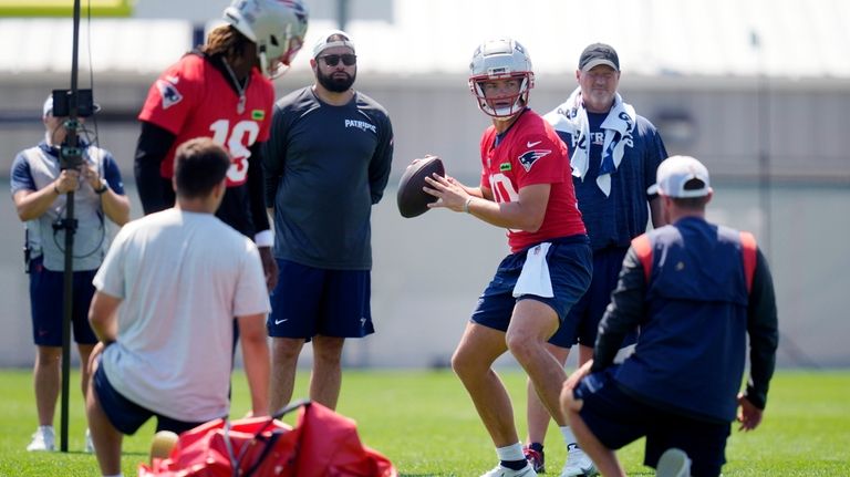 New England Patriots quarterback Drake Maye (10) sets to pass...