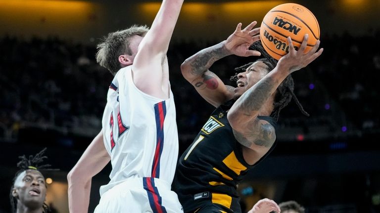 Virginia Commonwealth's Adrian Baldwin Jr. (1) shoots against St. Mary's...