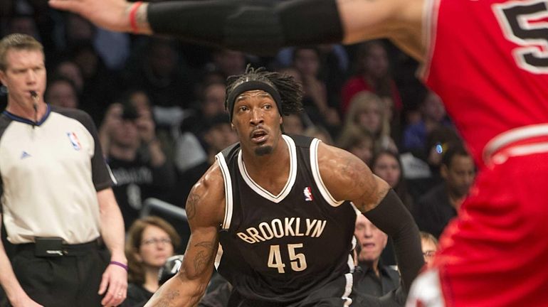 Nets' Gerald Wallace drives to the basket with the Chicago...