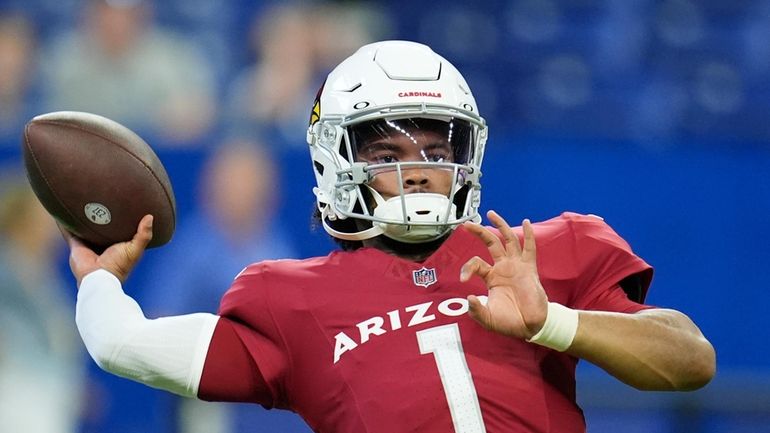 Arizona Cardinals quarterback Kyler Murray warms up prior to a...