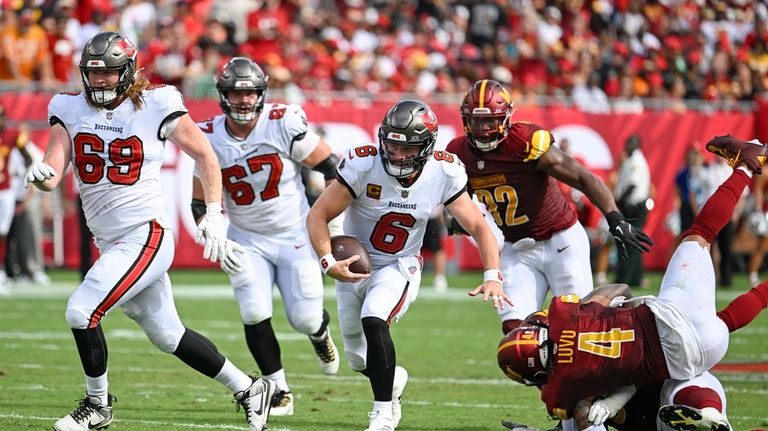 Tampa Bay Buccaneers quarterback Baker Mayfield (6) runs past Washington...