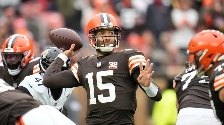 Cleveland Browns quarterback Joe Flacco (15) throws during the first...