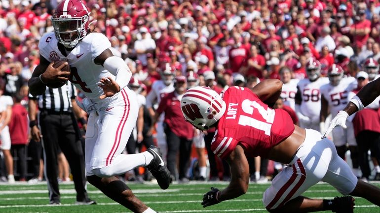 Alabama's Jalen Milroe (4) runs for a touchdown past Wisconsin's...