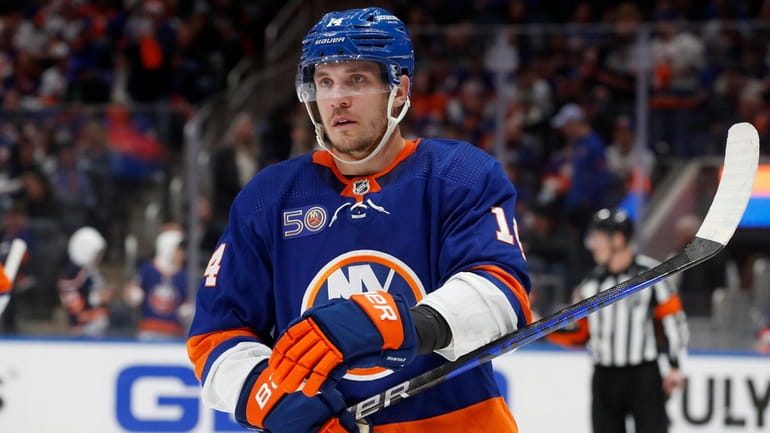 Islanders' top line, like others before it, no threat to Lightning so far