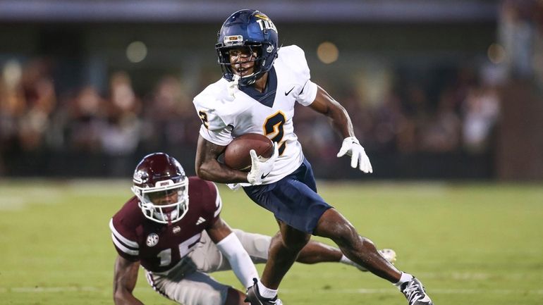 Toledo wide receiver Junior Vandeross III (2) runs downfield against...