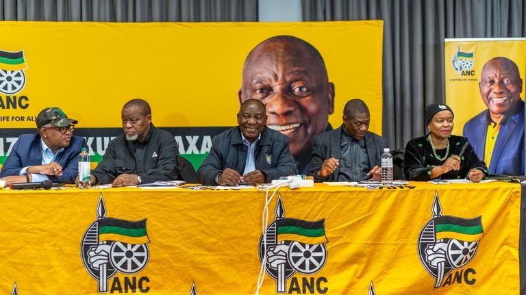 South African président Cyril Ramaphosa, center, meets with senior officials...