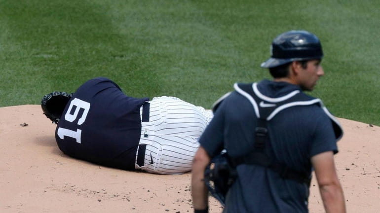 Yankees pitcher Masahiro Tanaka returns to Japan with his family