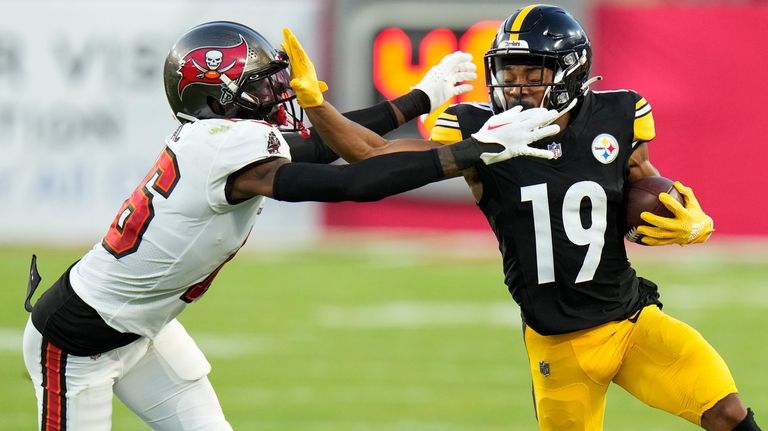 Pittsburgh Steelers wide receiver Calvin Austin III (19) runs with...