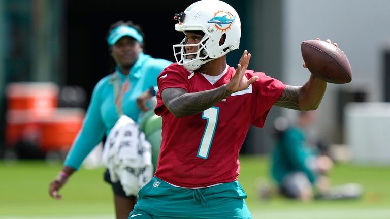 Miami Dolphins quarterback Tua Tagovailoa (1) does drills during the...